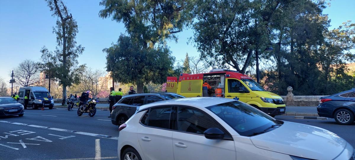 Imagen del accidente de tráfico hoy en Pintor López en València.