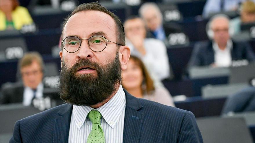 Dimite el eurodiputado húngaro ultra que participó en una orgía ilegal