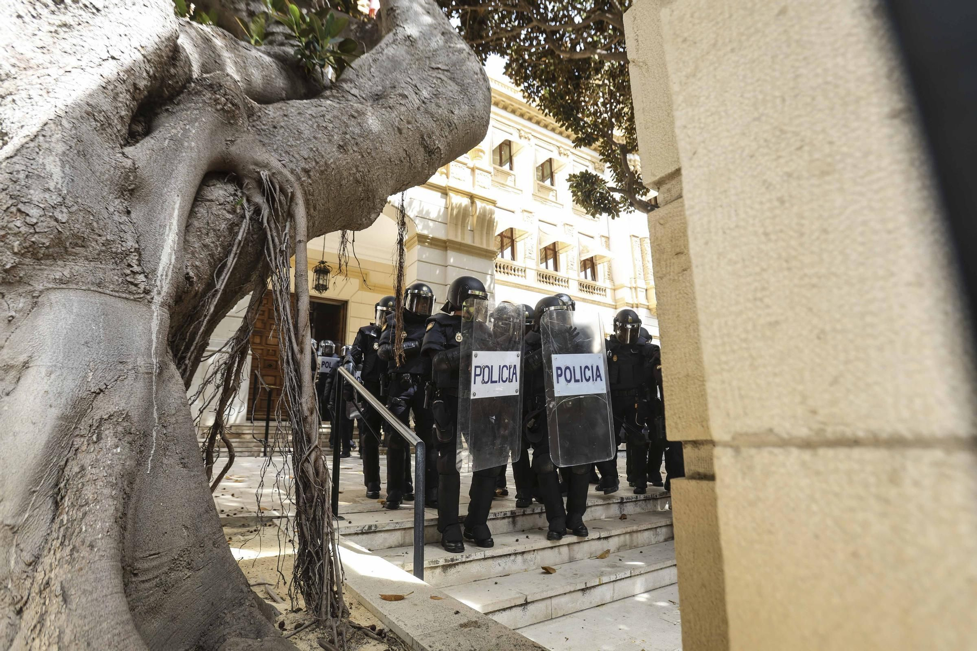Protesta de los bomberos frente a la Diputación de Alicante
