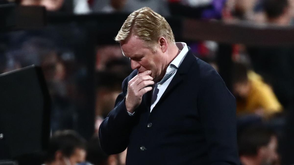 Koeman preocupado en el partido ante el Rayo Vallecano.