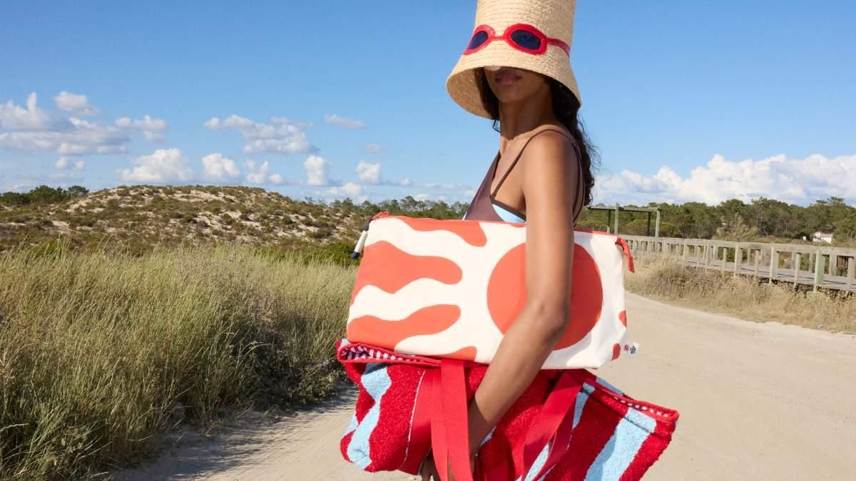 El bolso de rayas azules y rojas de Parfois no solo es bonito y grande, sino el más práctico de tu vida
