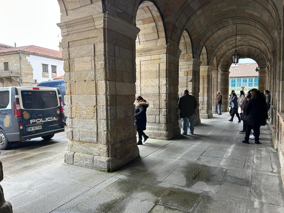 Ciudadanos esperan para la renovación del DNI en las unidades móviles del Obradoiro.