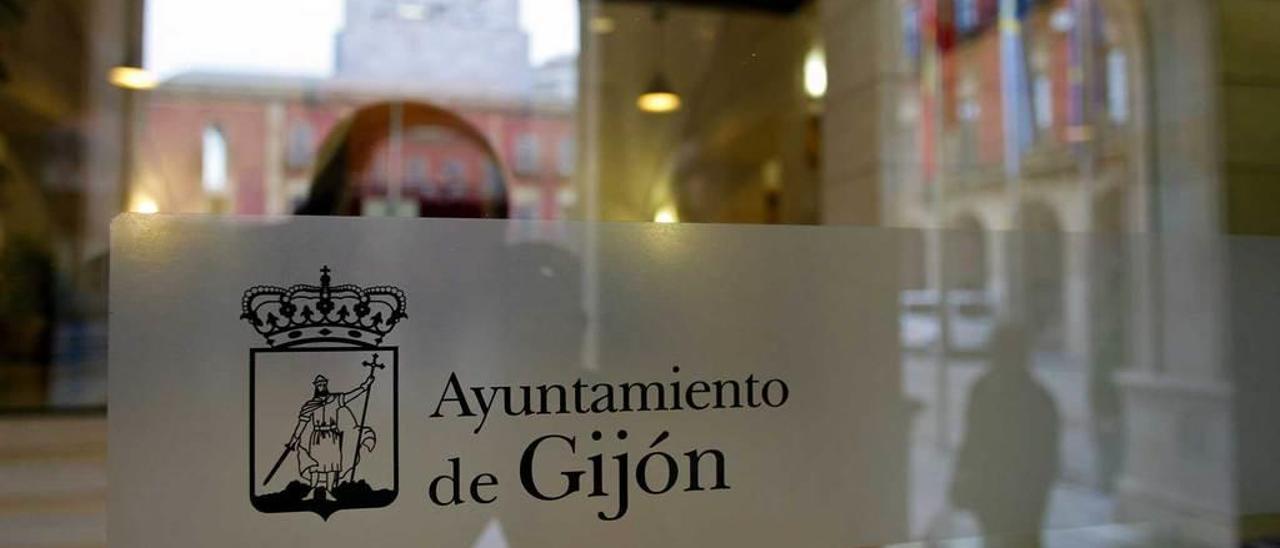 Rótulo del Ayuntamiento de Gijón en un cristal.