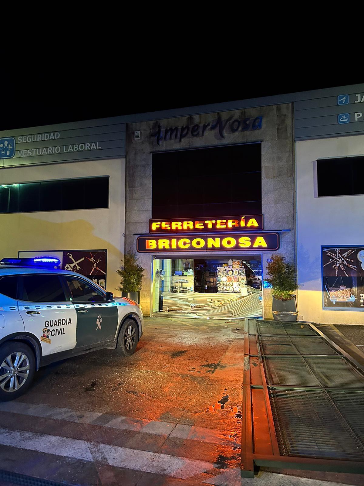 El robo que se cometió el año pasado en Cangas mediante alunizaje.