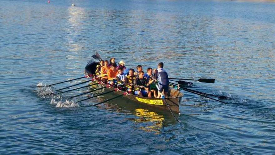 Una trainera en la bahía de Mera. la opinión