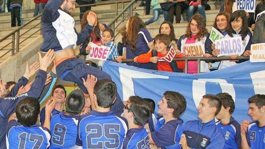 El equipo buenense celebra su título gallego en cadetes. // S. Álvarez