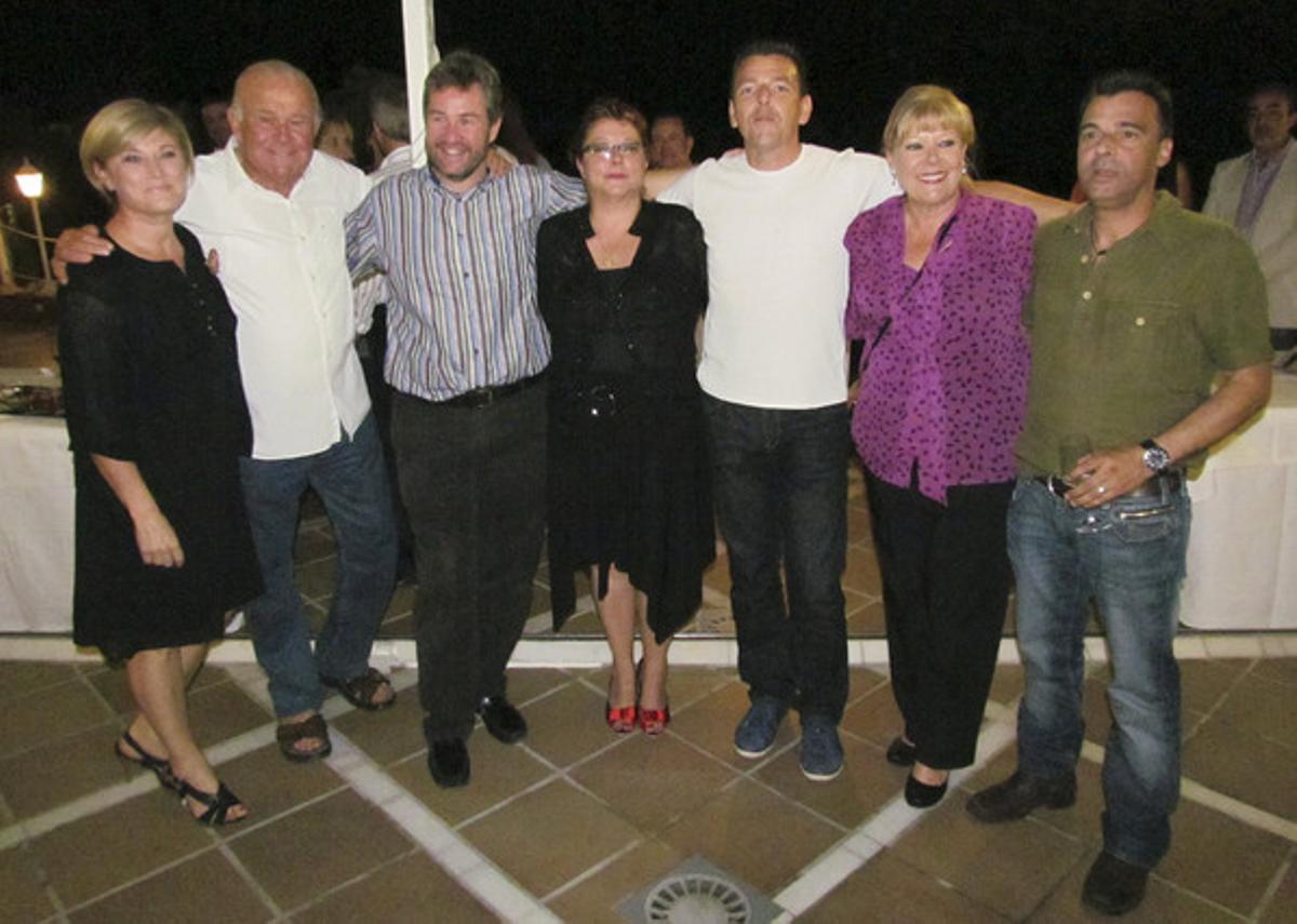 D’esquerra a dreta, Pilar Torres (Bea), Francisco Ortega, Miguel Ángel Valero (Piraña), Cristina Torres (Desi), Miguel Joven (Tito), María Garralón (Julia) i José Luis Fernández (Pancho). D’esquerra a dreta, Pilar Torres (Bea), Francisco Ortega, Miguel Ángel Valero (Piraña), Cristina Torres (Desi), Miguel Joven (Tito), María Garralón (Julia) i José Luis Fernández (Pancho).