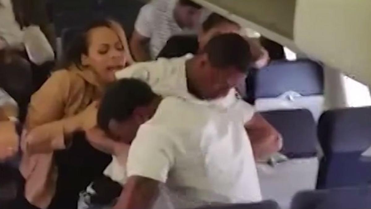 Una mujer intenta separar a los dos individuos que se enzarzaron en un avión de Southwest.