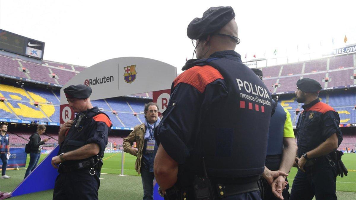 Agentes de los Mossso d'Esquadra desplegados en el Camp Nou en los prolegómenos de un partido