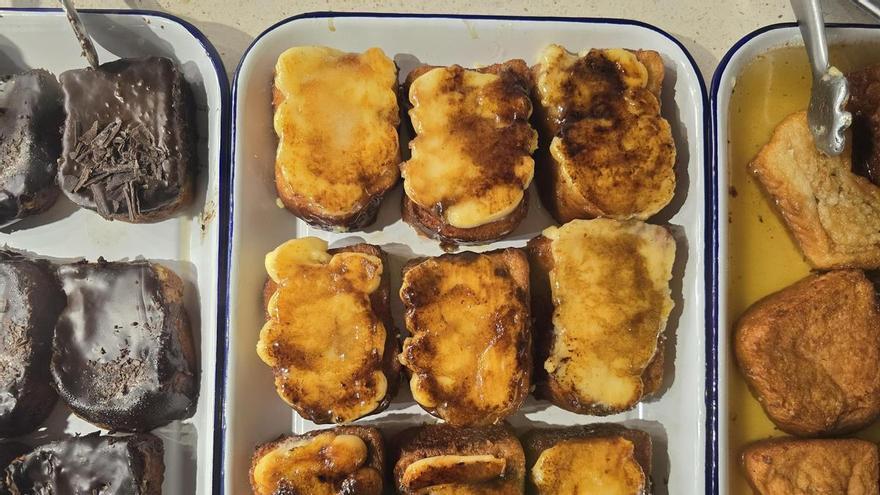 Torrijas con pistachos o con crema de queso: el local de Triana que reinventa el dulce clásico de Semana Santa