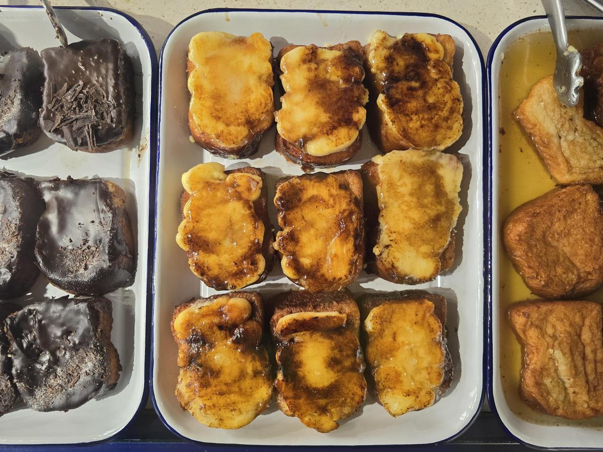 Varias de las torrijas que venden en La Torrijería, en la calle Santa Cecilia, en el barrio de Triana.