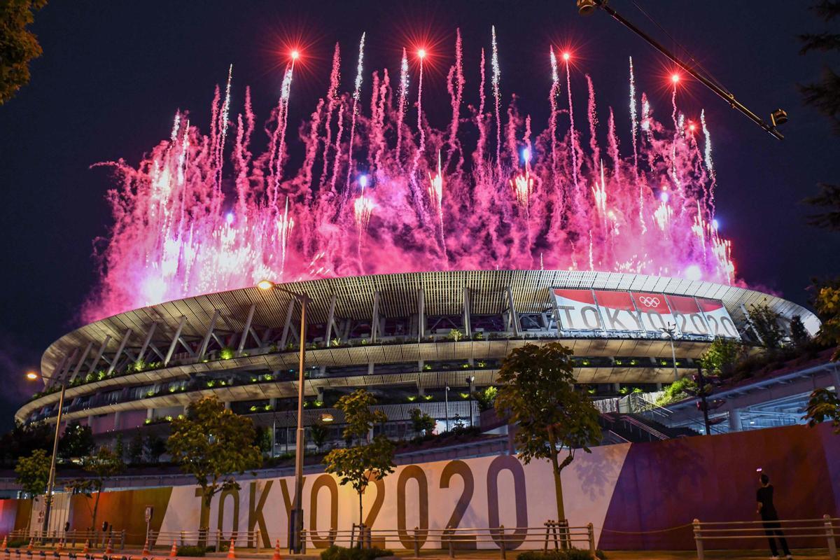 Fuegos artificiales en el estadio, durante la inauguración de los Juegos Olímpicos de Tokyo.