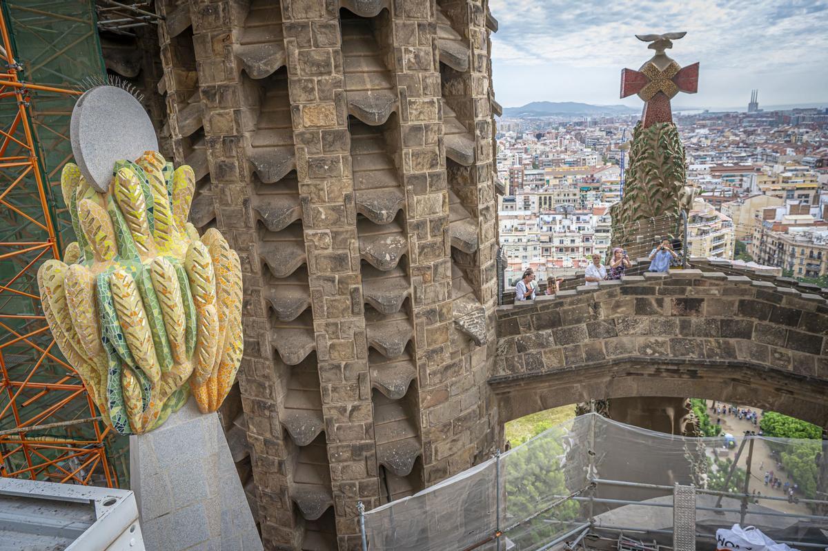 Dos colosales figuras de mármol griego de Thasos, el más blanco del mundo, aguardan a los pies del templo de la Sagrada Família para ser alzadas en octubre a la cima de las torres dedicadas a los evangelistas Juan y Mateo, la primera, como marca la tradición cristiana, un águila, y la segunda, con un esculpido que a veces confunde incluso a los más creyentes, con el aspecto de un hombre alado, sin que eso sea exactamente un ángel.