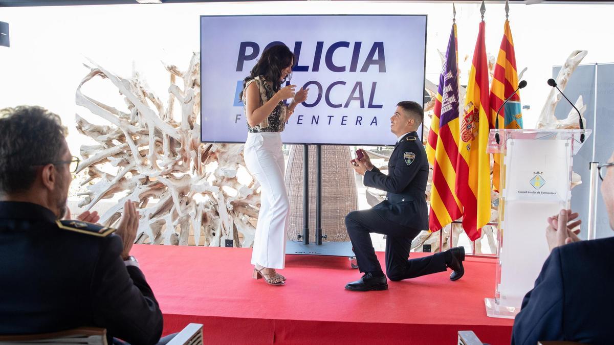 Momento de la pedida de mano en la Diada de la Policía Local en Formentera.
