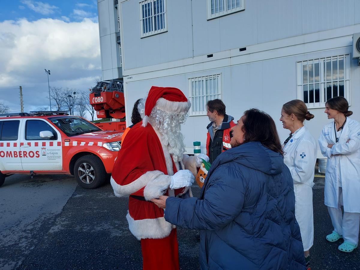 La visita de Papá Noel al Hospital de Cabueñes de Gijón, en imágenes