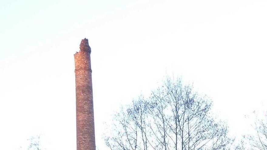 La chimenea de la antigua fábrica de El Bayu.