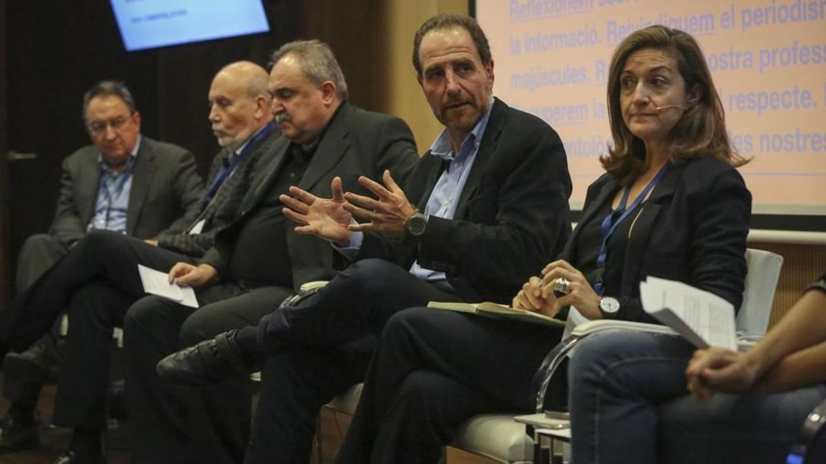 De izquierda a derecha, Bassets, Carol, Grau, Hernàndez y Vera, durante la mesa redonda.