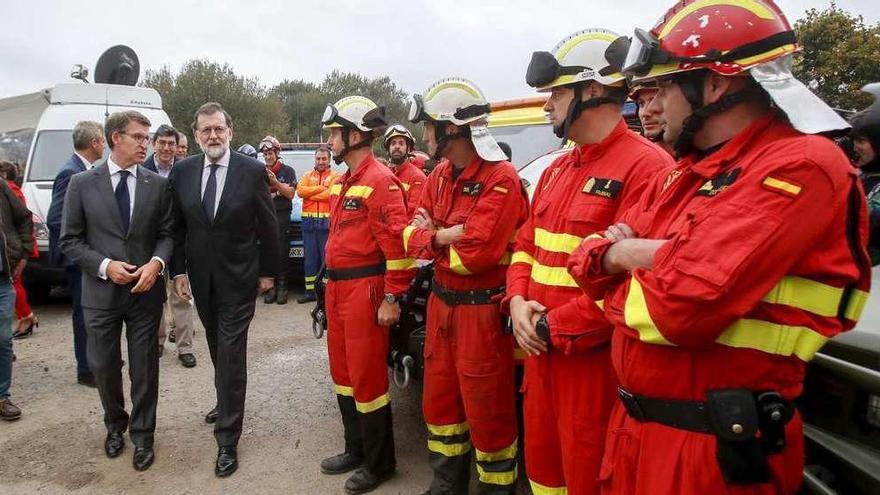 Los presidentes del Gobierno y de la Xunta, en su visita al centro operativo en Pazos de Borbén. // R. Grobas