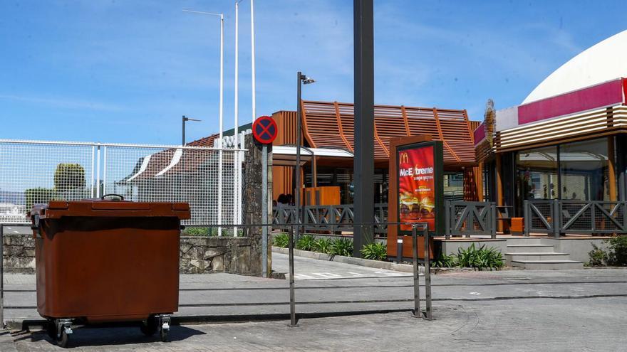 Uno de los contenedores marrones que ya están instalados en el casco urbano de Vilagarcía.