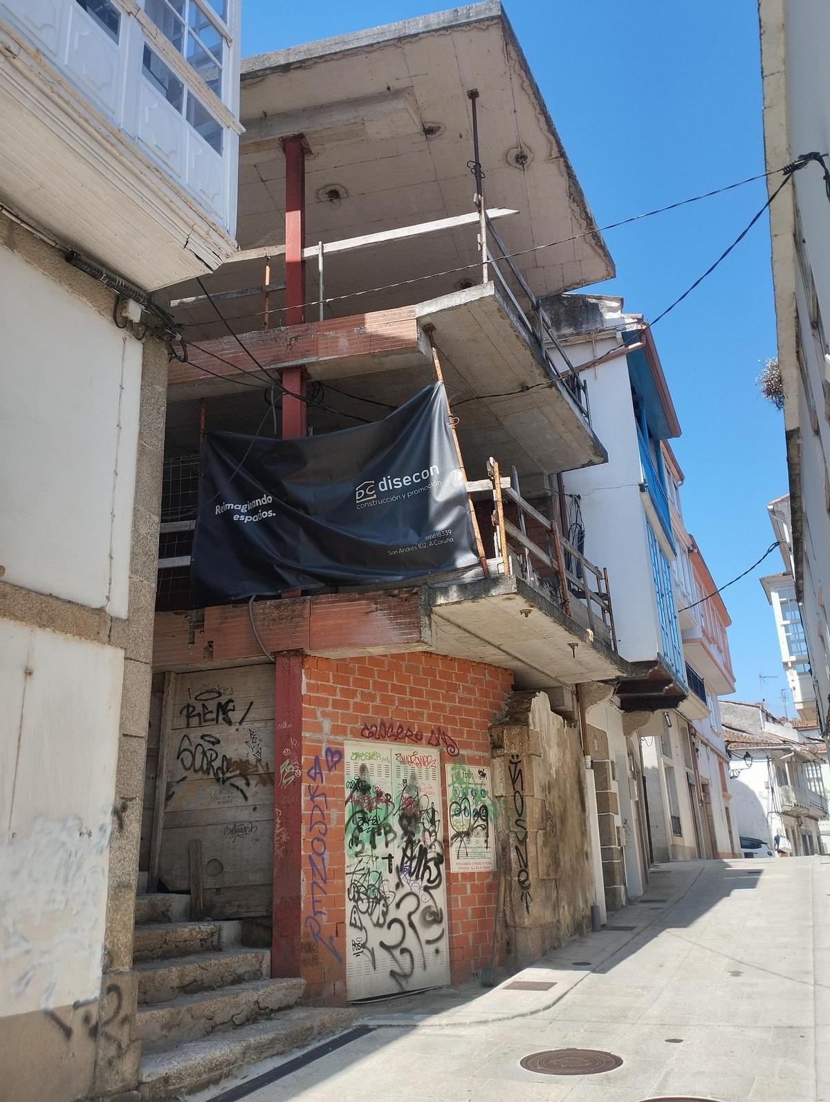 Edificio a medio construir de A Cerca que acaba de salir a subasta.