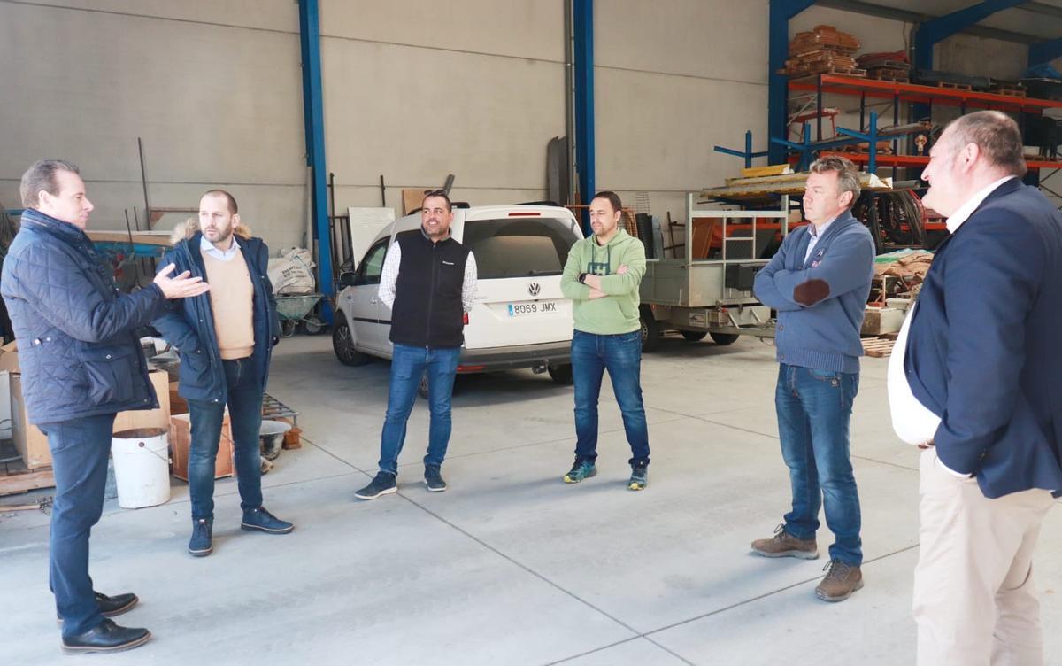 Marcelino Marcos reunido con empresarios del polígono industrial Monjardín de Vegadeo.