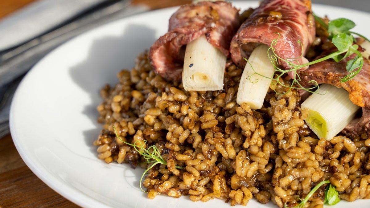 Ca la Nuri Platja ofrece varios platos, como este arroz de secreto ibérico con 'calçots'.