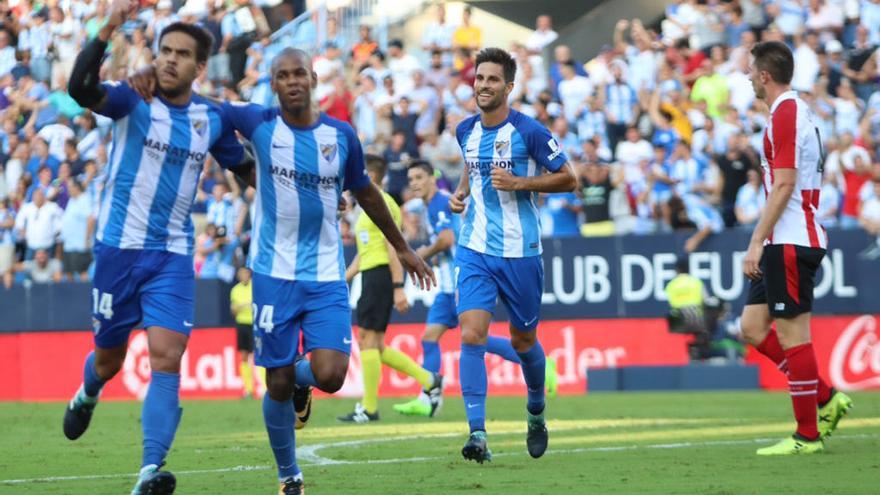 Recio, Rolan y Adrián celebran el tercer gol del Málaga CF ante el Athletic Club, el del empate, uno de las pocas alegrías que se ha llevado hasta ahora la afición.