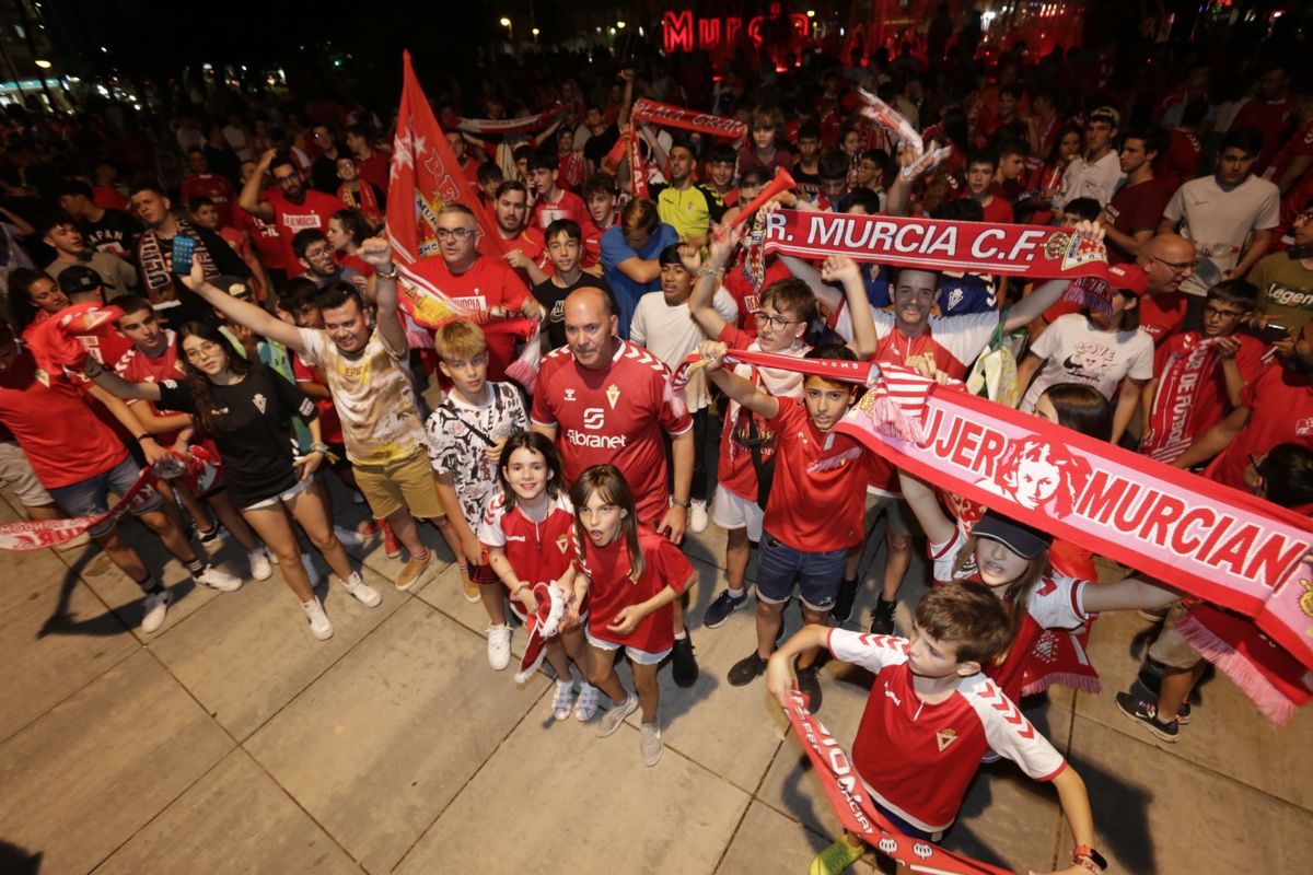 La Circular se llena para celebrar el ascenso del Real Murcia