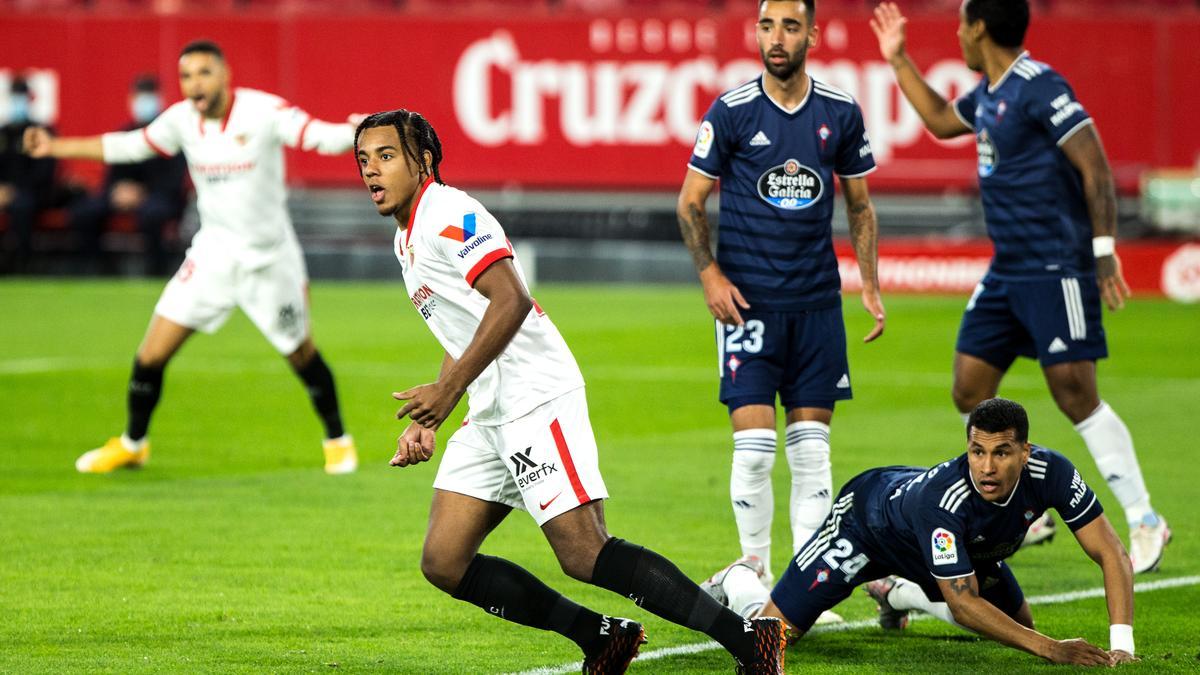 Koundé mira al linier después del primer gol del Sevilla, con Murillo vencido en el suelo