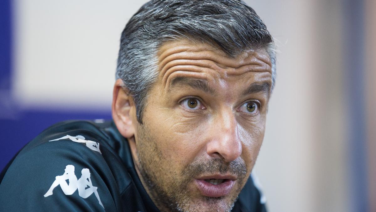 El exentrenador del Hércules David Cubillo durante una comparecencia en el estadio Rico Pérez.