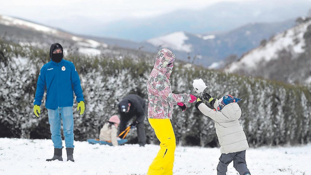 Una familia juega con bolas de nieve en Pedrafita do Cebreiro.