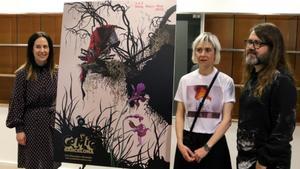 Emma Ríos, junto a su cartel, entre la directora del Cómic Barcelona, Meritxell Puig, y Borja Crespo, asesor de contenidos.