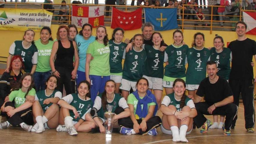 Las jugadoras y técnicos del Lavadores posan tras imponerse en la fase. // www.decargil.com