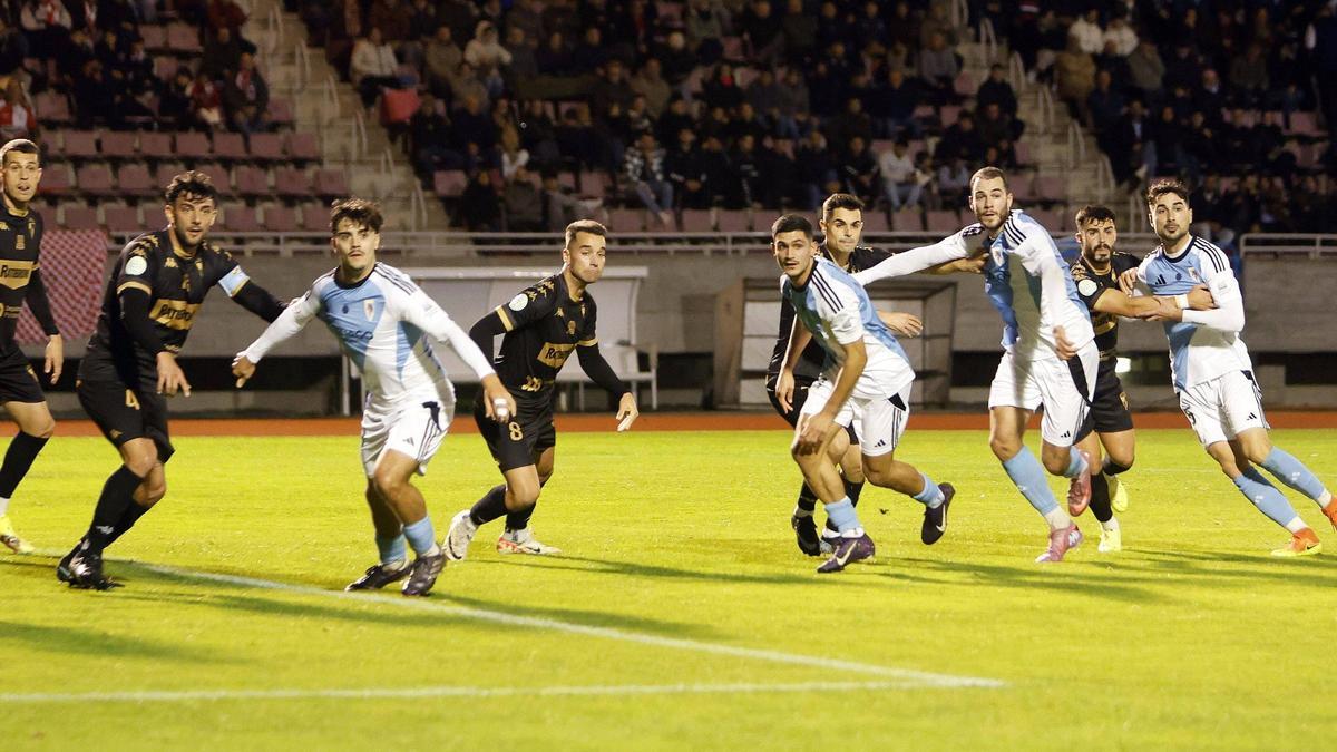 Jugadores del Compostela y el Arosa en el partido disputado en San Lázaro