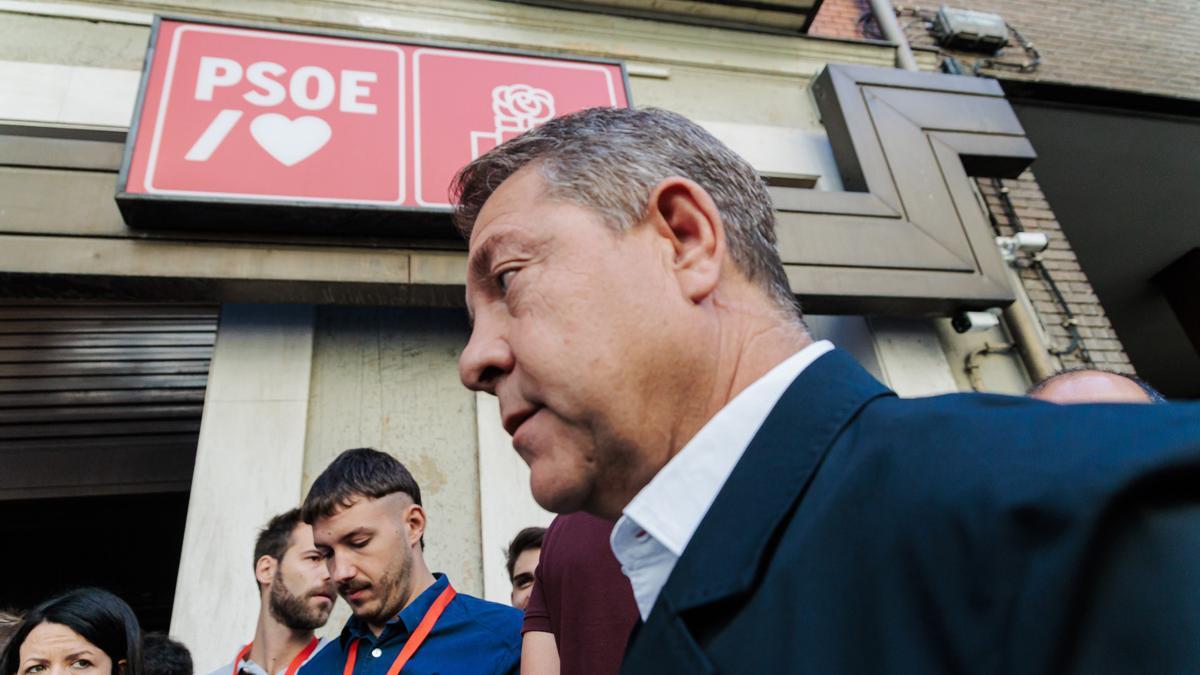 El presidente de Castilla-La Mancha, Emiliano García-Page, atiende a los medios de comunicación.