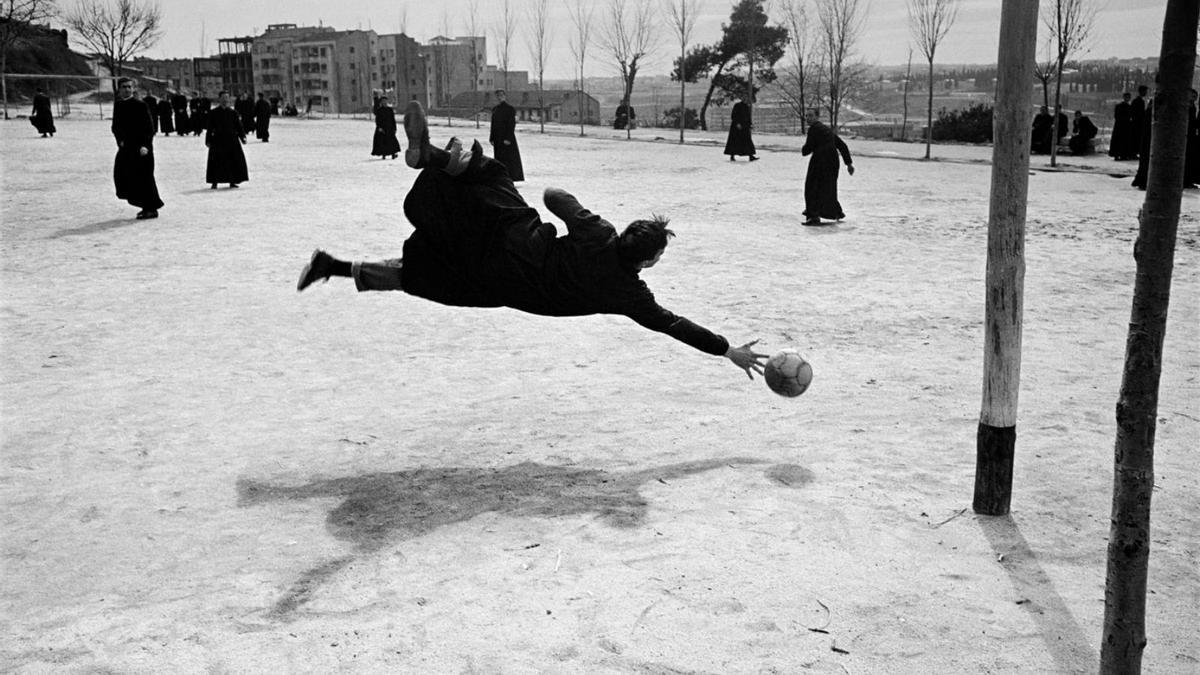 Seminaristas jugando al fútbol, imagen de 1959.