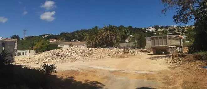 Reducen a escombros una casa tradicional del siglo XVIII de Moraira