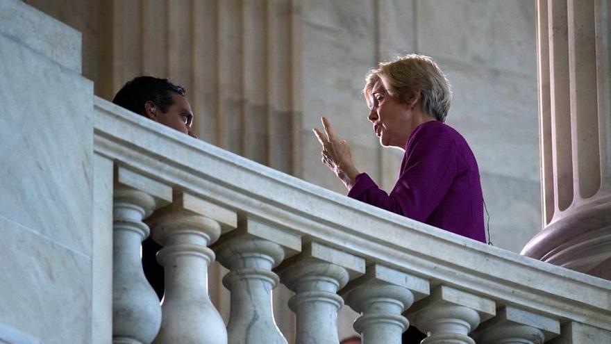 La senadora demócrata Elizabeth Warren explica a los medios cómo fue silenciada en la sesión de confirmación de Sessions.