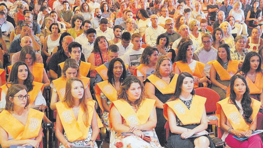 VÍDEO | Malestar de una decena de estudiantes de la UIB que se han quedado fuera de la graduación en Son Moix por no inscribirse a tiempo