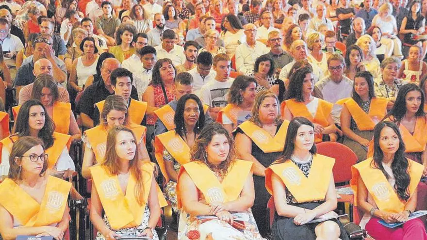 VÍDEO | Malestar de una decena de estudiantes de la UIB que se han quedado fuera de la graduación en Son Moix por no inscribirse a tiempo