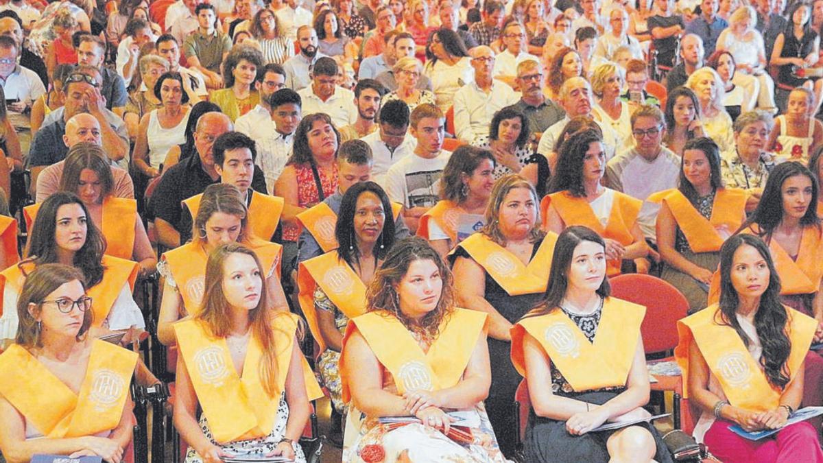 Graduación de estudiantes de la Facultad de Turismo de la UIB