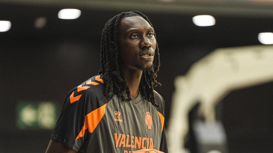Mo Gueye ya se entrena en el Roig Arena tras pasar la revisión médica