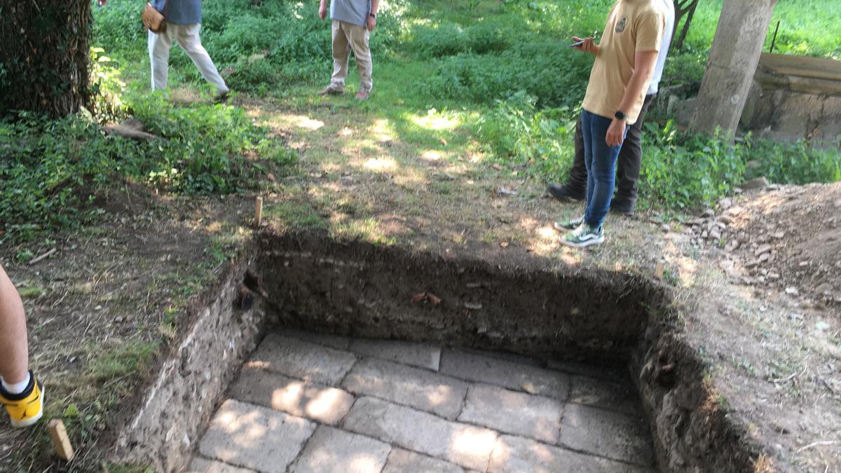 El hallazgo de un enlosado que parece de un antiguo patio o un antiguo claustro en la zona de los jardines junto al cementerio es algo de lo que más sorprendió a los investigadores.