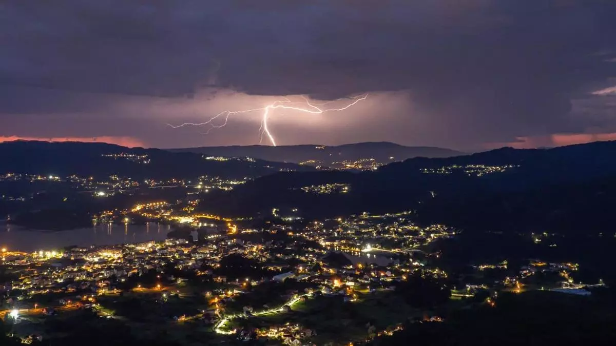 Rayos y centellas: las tormentas eléctricas descargaron casi 2.500 relámpagos sobre Galicia