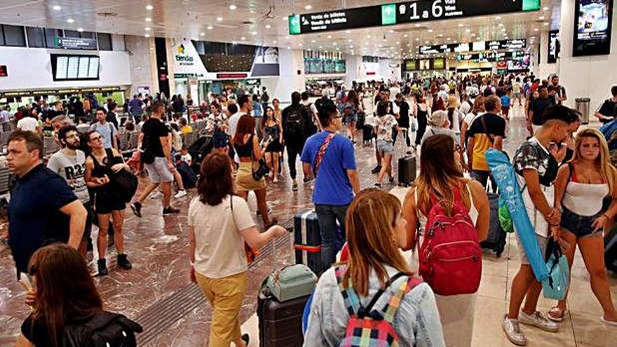 Aglomeració de passatgers ahir a l&#039;estació de Sants.