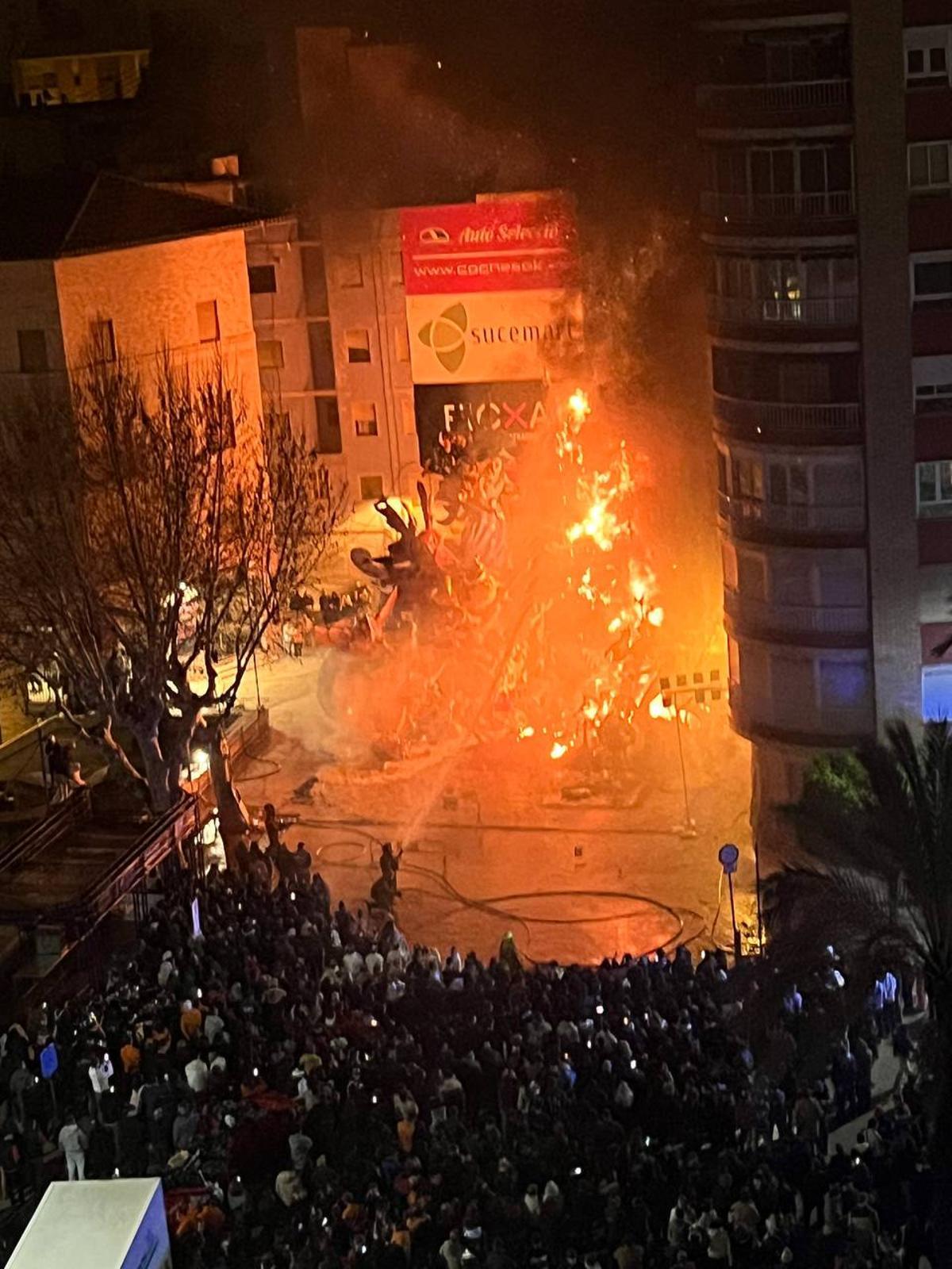 Los bomberos atienden la "cremà" de la falla de El Mercat, ganadora en 2025.