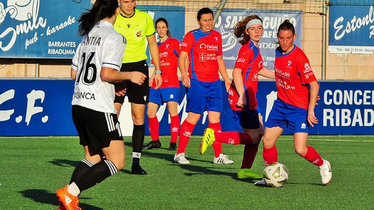 Una acción del duelo disputado ayer en A Bouza. |  // I. ABELLA