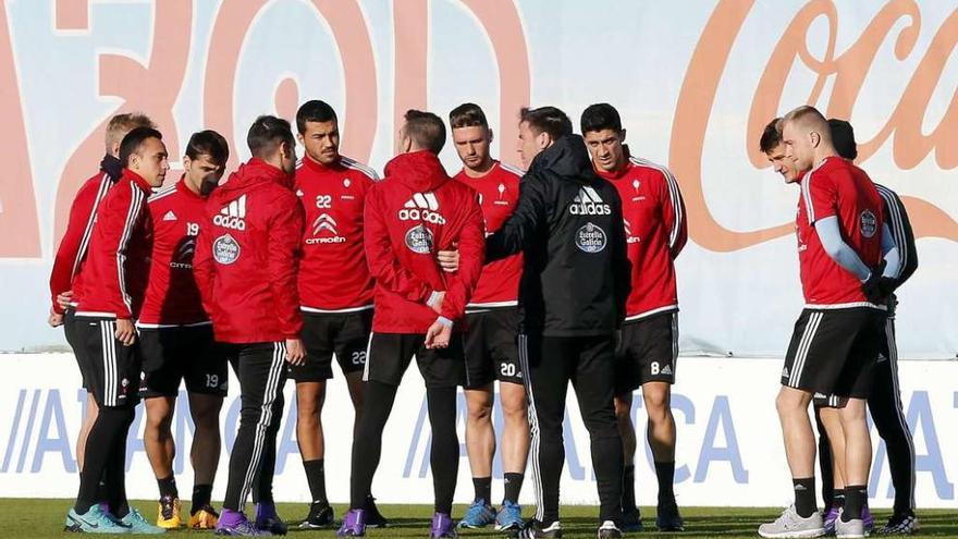 Eduardo Berizzo da instrucciones a sus jugadores durante un entrenamiento de la pasada temporada en las instalaciones de A Madroa. // Marta G. Brea