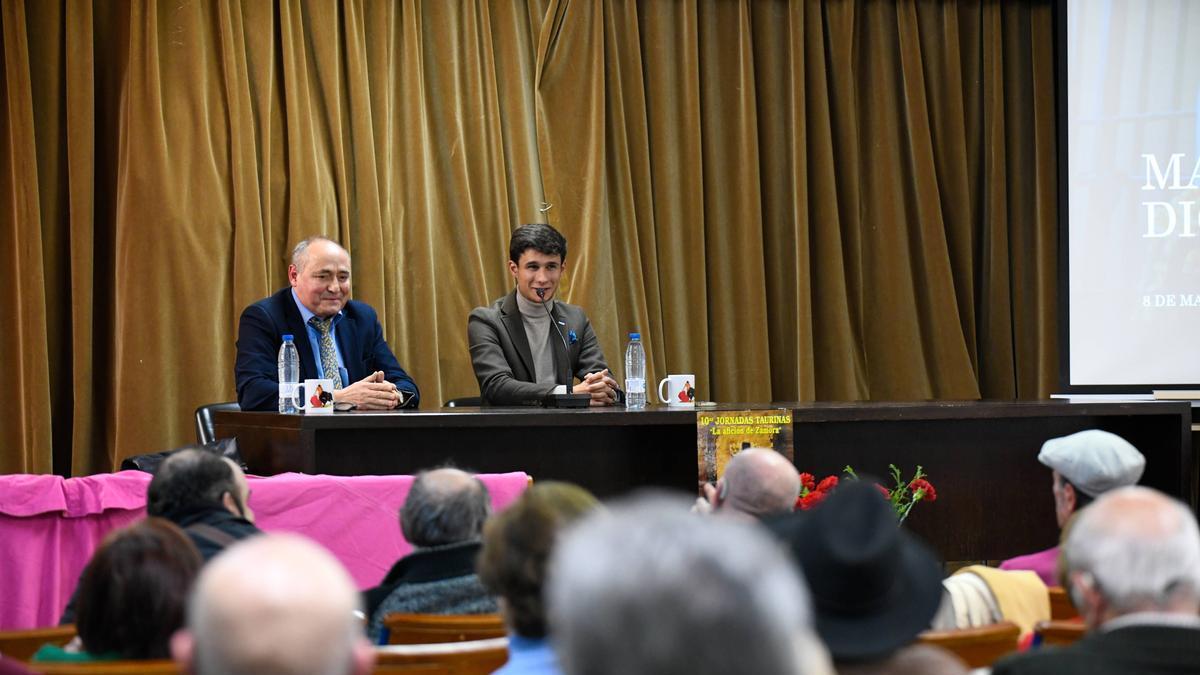 El torero Manuel Diosleguarde durante una conferencia.