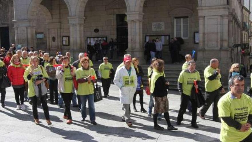 Los preferentistas recorrieron el casco histórico hasta la Praza Maior a golpe de trompeta.  // Iñaki Osorio